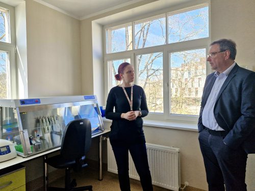 Kādēļ Latvijā nepieciešamas biobankas? Bērnu slimnīcā diskutē par bērnu onkoloģijas jomas un laboratorijas attīstību