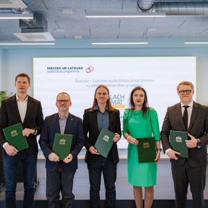 Projekta LACHMAT konsultatīvā padome – (no kreisās) Latvijas Betona savienības valdes priekšsēdētājs un SIA «Primekss» tehnoloģiju direktors Rolands Cepurītis, VSIA «Latvijas Valsts ceļi» Autoceļu kompetences centra Pētniecības vadības un attīstības daļas vadītājs Jānis Barbars, Latvijas Betona savienības valdes loceklis un SIA «Schwenk Latvija» Materiālu kvalitātes un produktu tehnoloģijas daļas vadītājs Jānis Zāle un biedrības «Latvijas ceļu būvētājs» izpilddirektore Monta Berga – un RTU rektors Tālis Juhna. Foto: Ieva Romaško